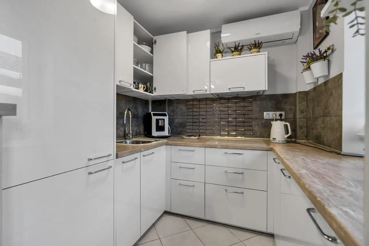 Central 2-Bedroom Apartment - Balcony, City View, Top Location - By Rentujemy Warsaw